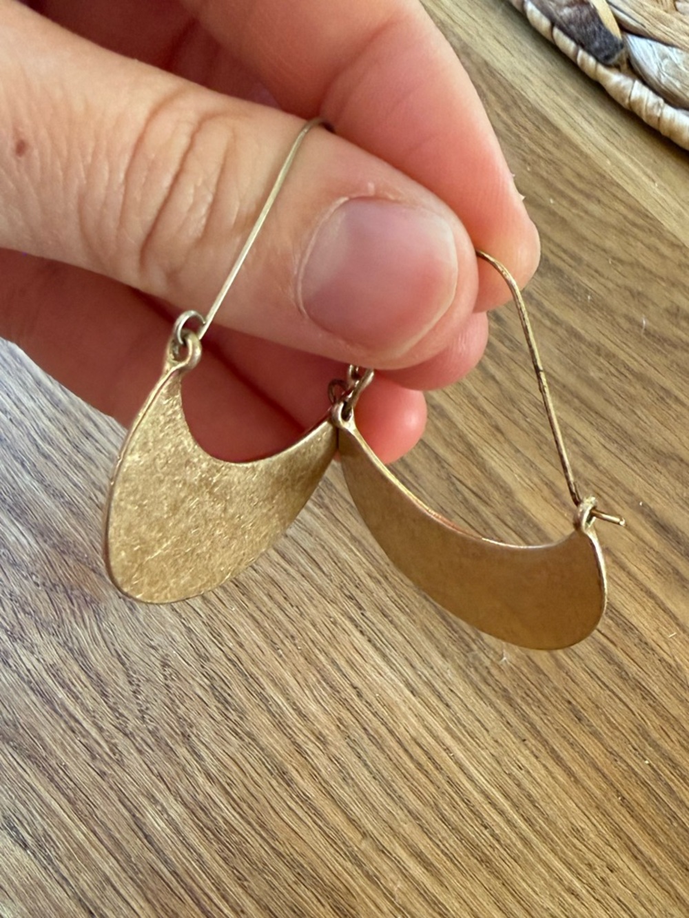 Vintage gold crescent earrings - Picture 5 of 6